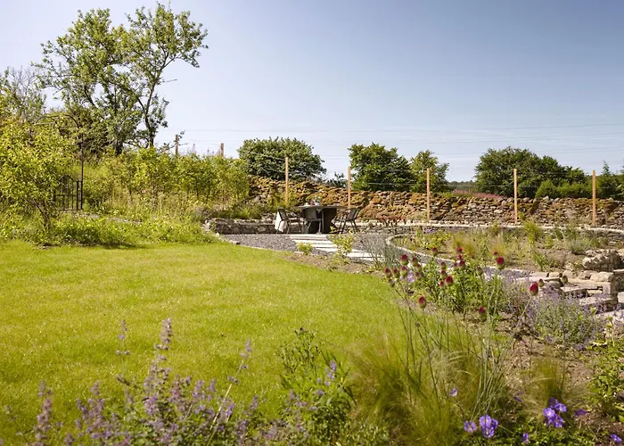 Lily Bank - Ridgestone