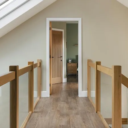 Lily Bank - Ridgestone *