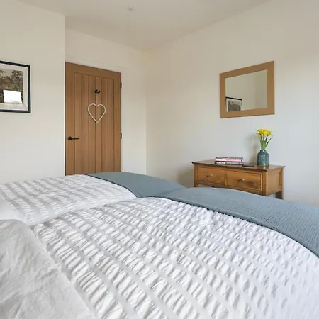 Lily Bank - Ridgestone *